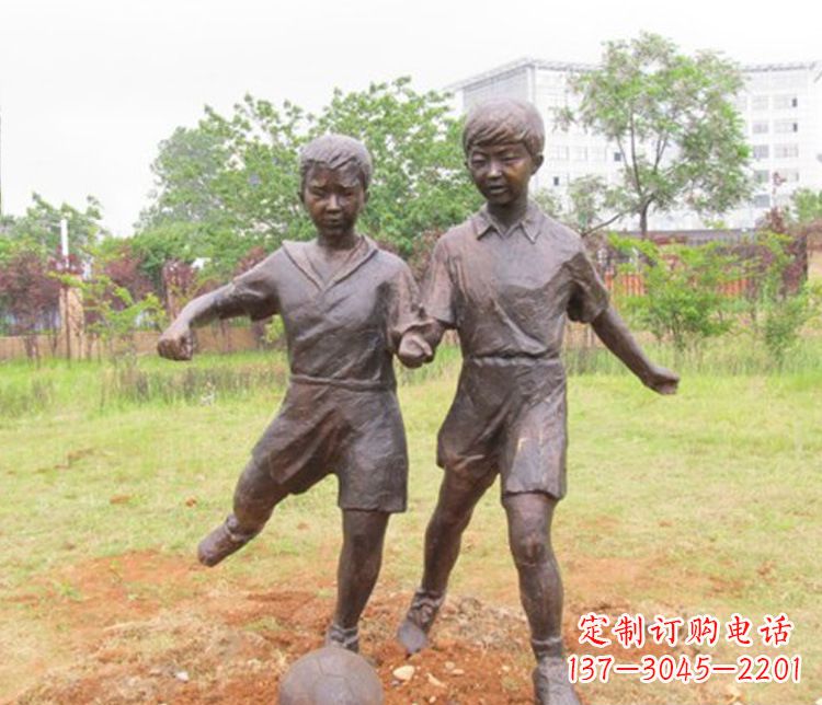 合肥童心盎然的足球铜雕