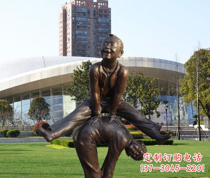 合肥公园跳山羊的儿童铜雕