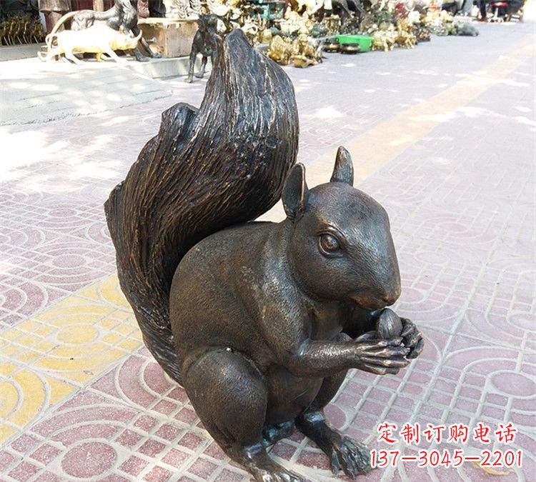 合肥公园铜雕松鼠