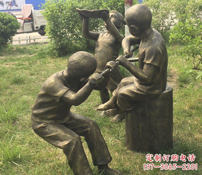 合肥公园玩水的儿童铜雕