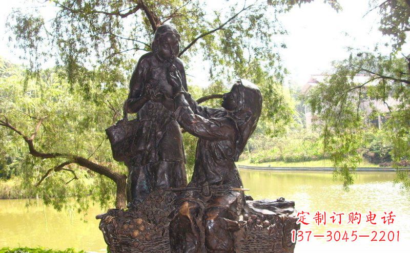 合肥温馨铜雕公园里喂母亲吃荔枝的女孩