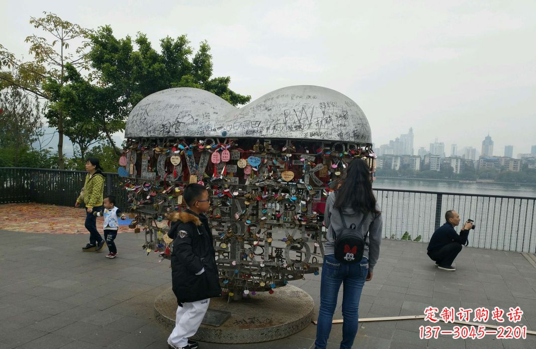 合肥广场不锈钢英文字母镂空景观雕塑