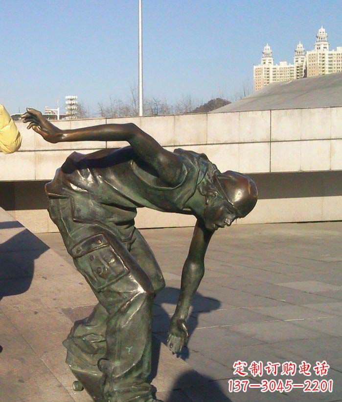 合肥广场滑滑板的青年景观铜雕