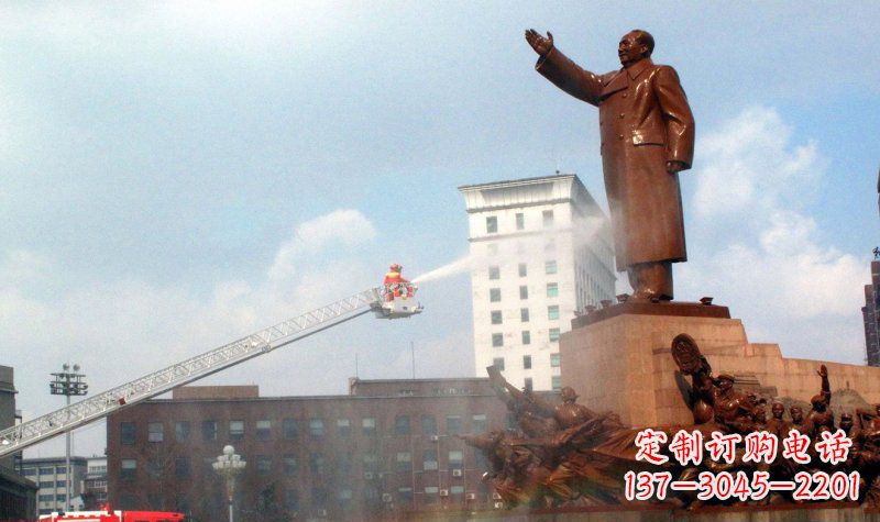 合肥广场挥手的毛主席景观铜雕