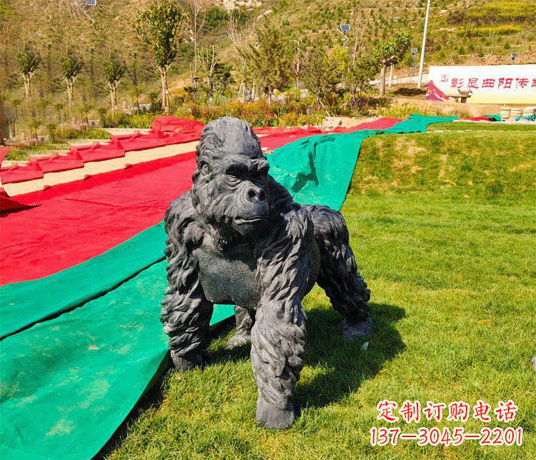 合肥新颖优雅的广场铜雕行走猩猩雕塑