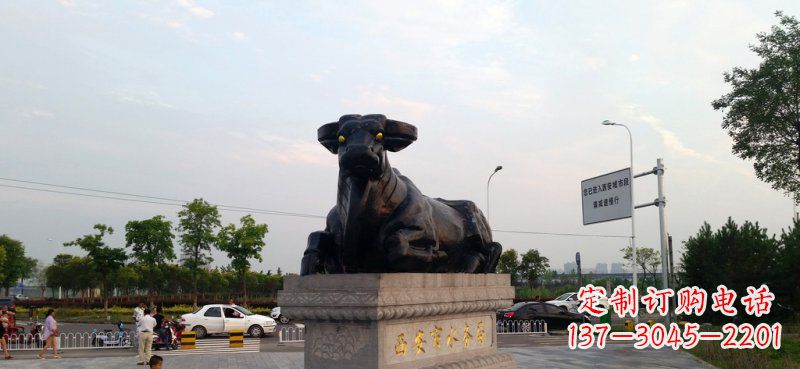 合肥广场卧着的牛动物铜雕