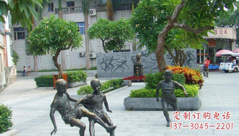 合肥广场小孩踢足球人物铜雕