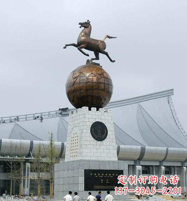 合肥广场站在地球上的马景观铜雕