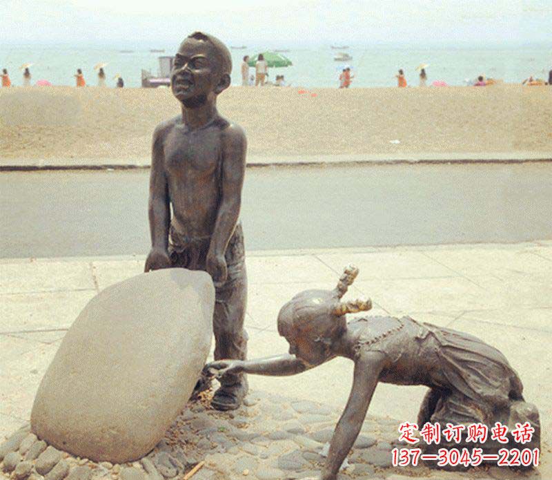 合肥海边抬石头的小孩铜雕