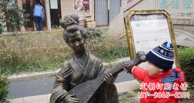 合肥街边弹琵琶的古代美女雕塑