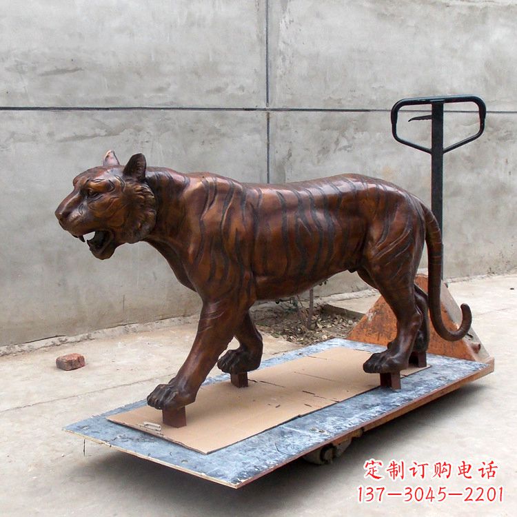 合肥活力四射的老虎铜雕塑