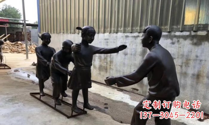 合肥华中领雕塑出品——老鹰捉小鸡铜雕