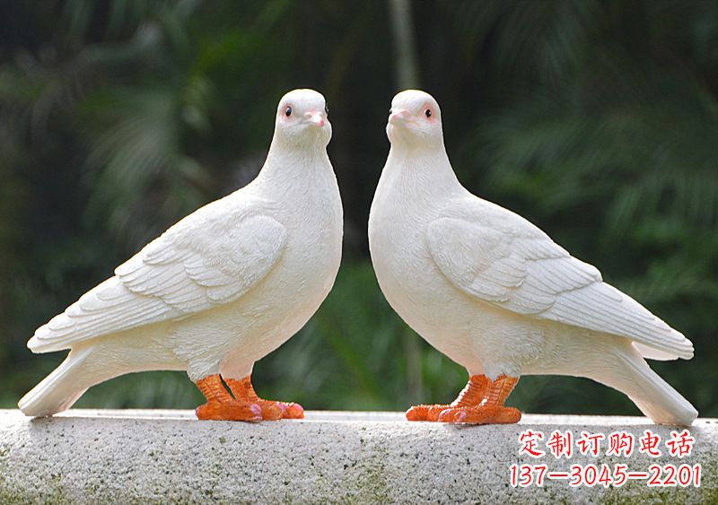 合肥绿色雕塑人手上拖着一只和平鸽