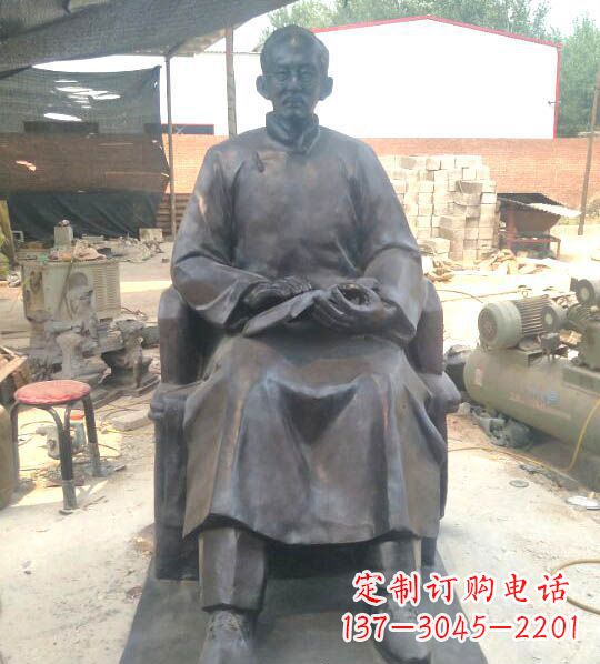 合肥拿书的蔡元培铜雕