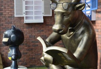 合肥看书的牛卡通动物铜雕：艺术品级的制作品质