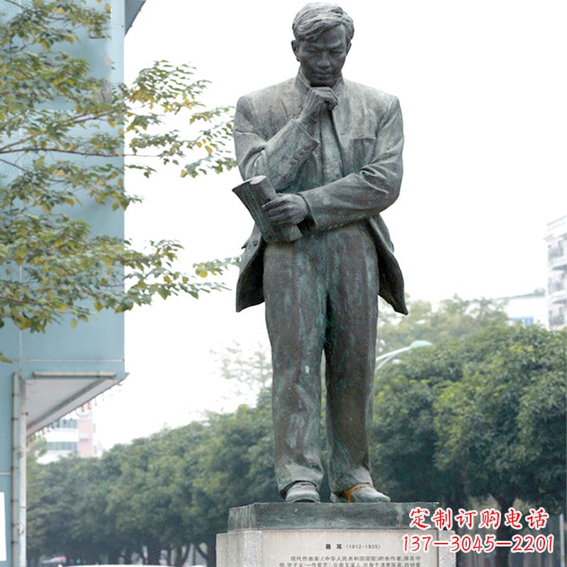 合肥很多历史上著名的人物都有精美的雕塑来表彰…