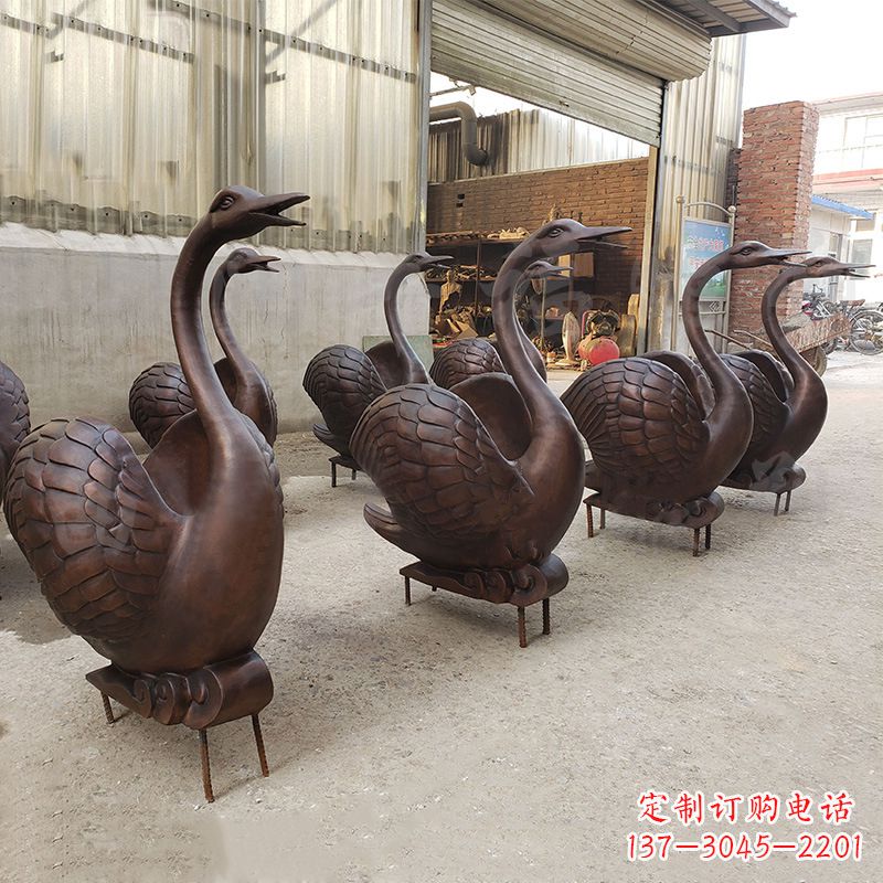 合肥中领雕塑天鹅铜雕是一款精美的艺术作品,既…