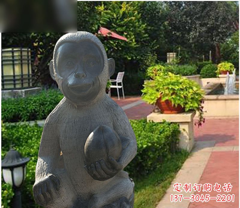 合肥青石抱着桃子的小猴子石雕