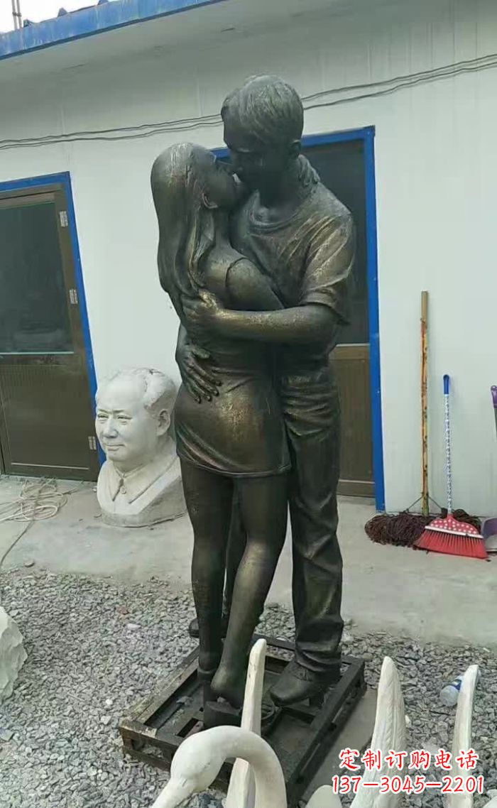 合肥无尽浪漫,情侣雕塑表达爱意