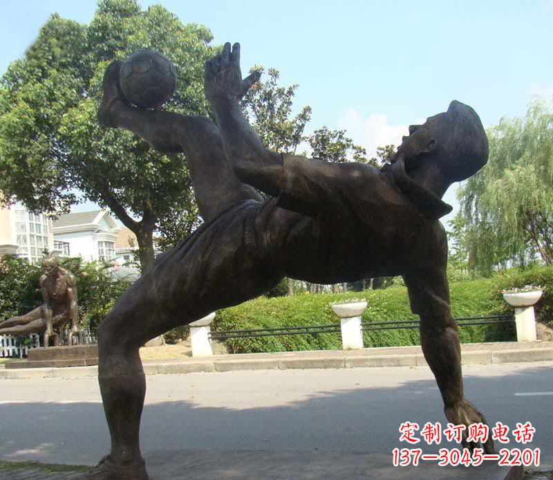 合肥射门的足球运动员铜雕