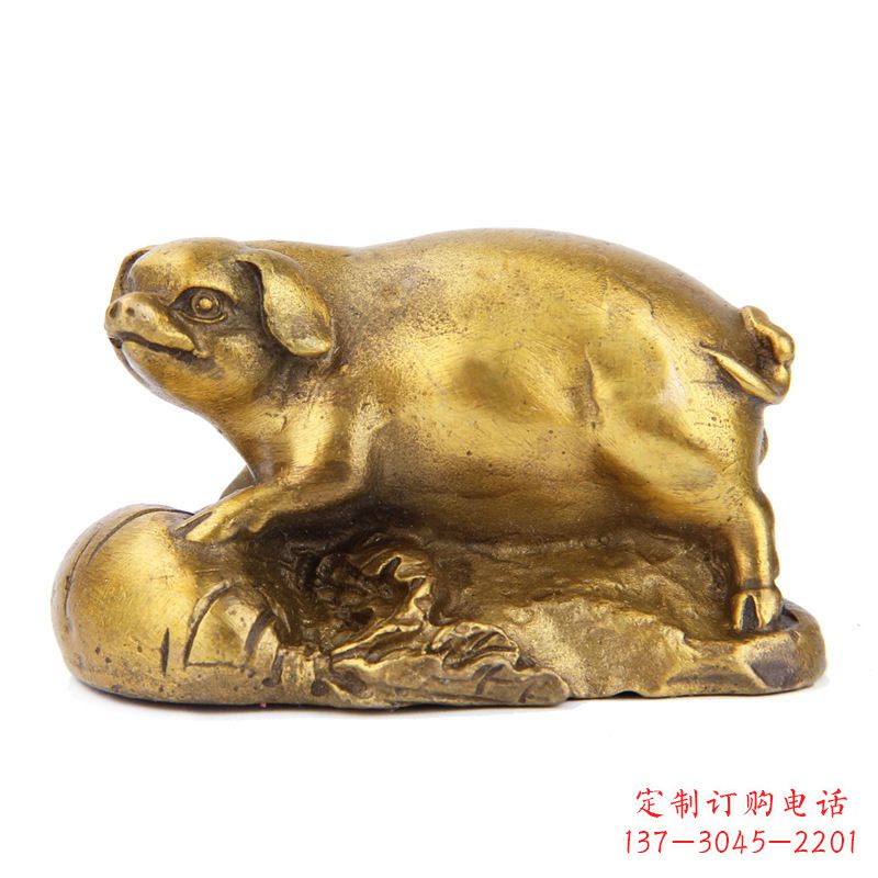 合肥铸铜鎏金猪雕塑时尚炫彩,精致温馨