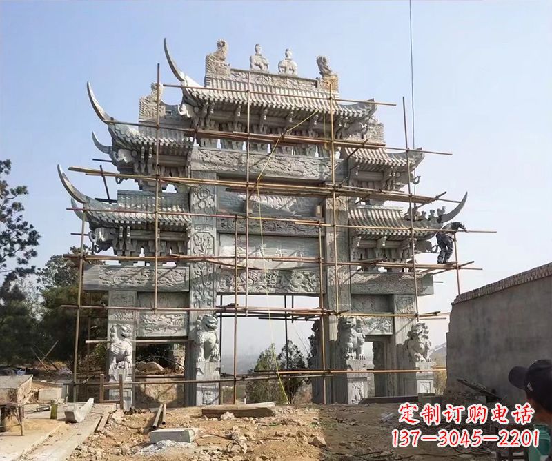 合肥石牌坊外东侧的龙凤雕塑