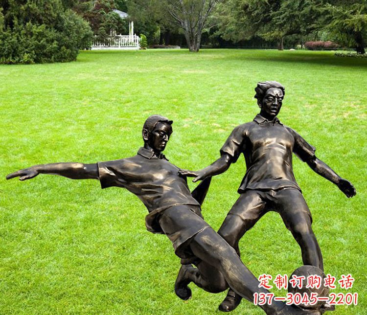合肥踢足球的人物铜雕