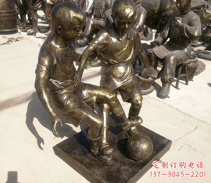 合肥踢足球的儿童铜雕
