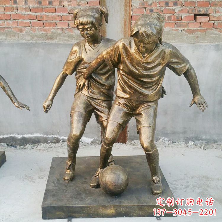 合肥踢足球的小女孩雕塑