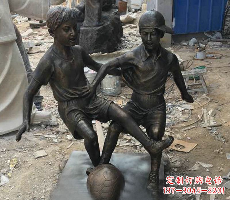 合肥踢足球公园人物铜雕