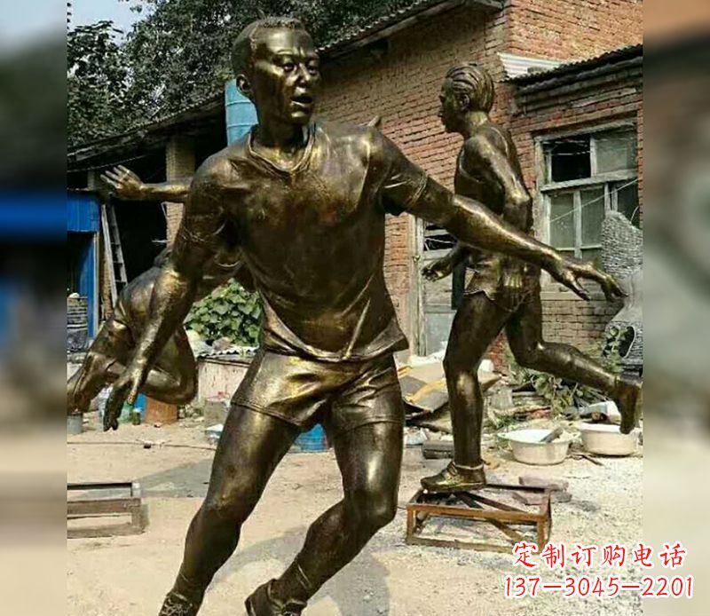合肥踢足球广场人物铜雕
