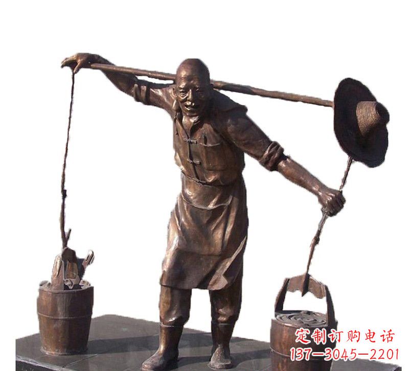 合肥挑扁担的老人铜雕