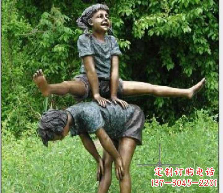 合肥玩跳山羊的儿童铜雕