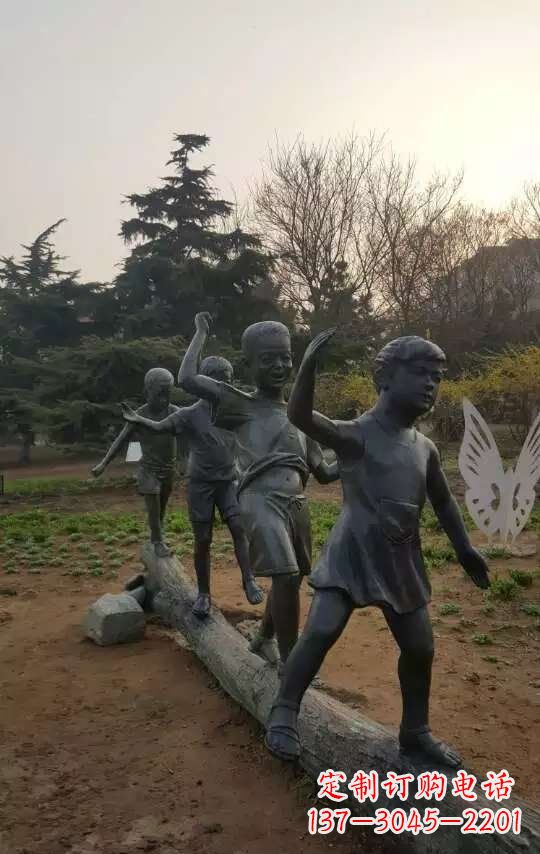 合肥玩走独木桥儿童铜雕