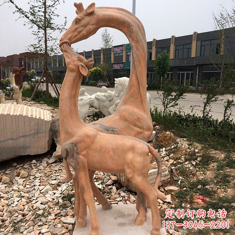 合肥晚霞红石雕长颈鹿-校园公园母子亲情景观雕塑