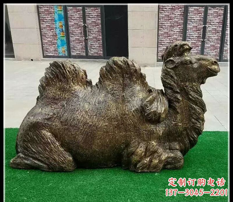 合肥卧在草地的骆驼铜雕