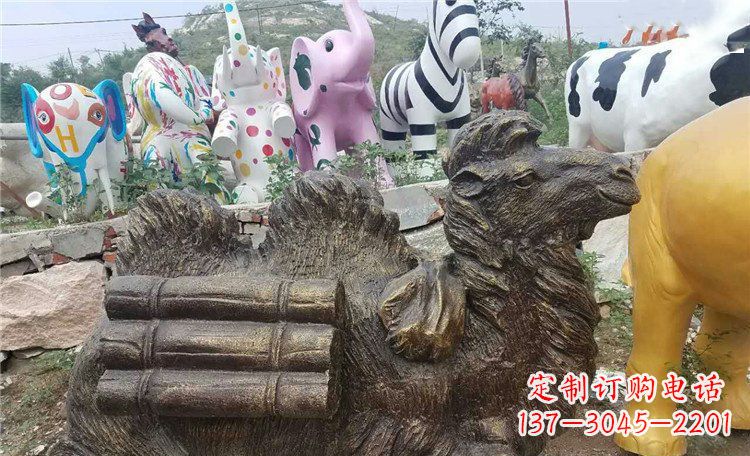 合肥卧着的骆驼动物铜雕 (2)