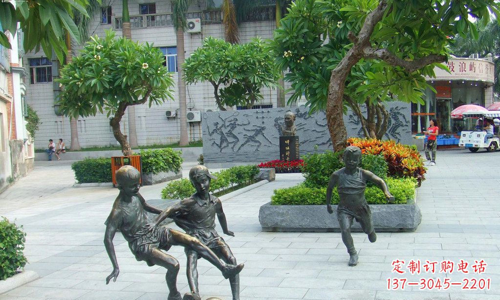 合肥小孩踢足球铜雕