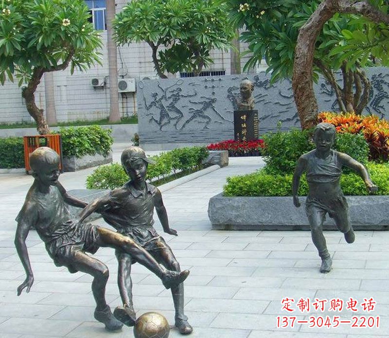合肥小孩踢足球公园景观铜雕