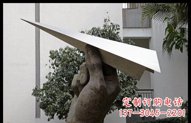 合肥小区不锈钢手拿纸飞机雕塑