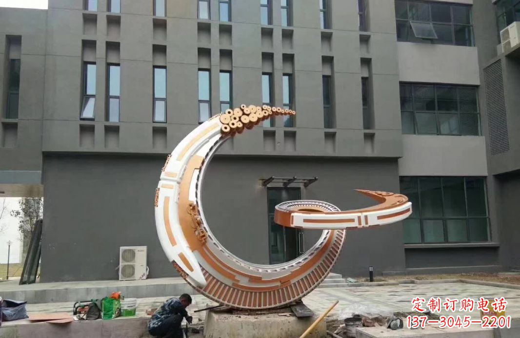 合肥小区抽象不锈钢月亮雕塑