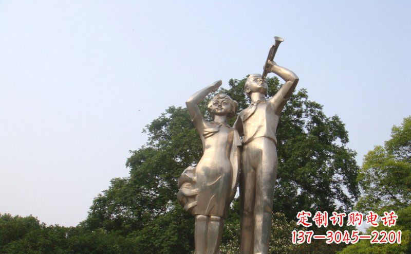 合肥校园吹军号敬礼的小学生人物景观铜雕