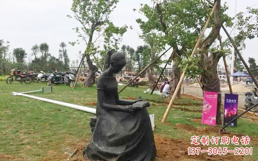 合肥校园看书女孩雕塑