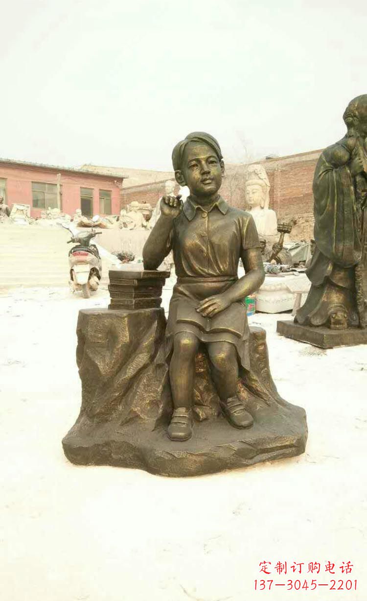 合肥校园看书思考的学生铜雕