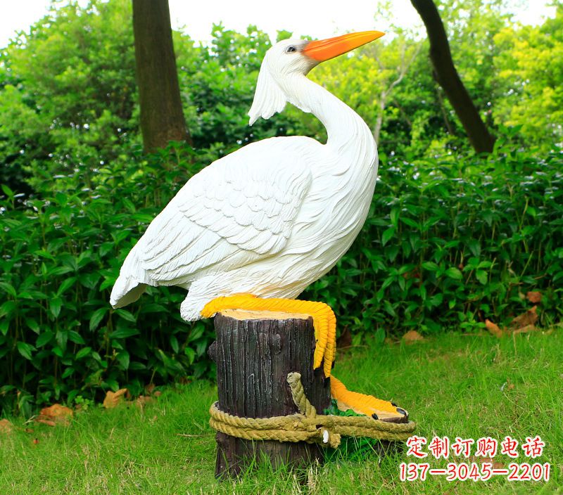 合肥一男一女抱一只鸽子雕像