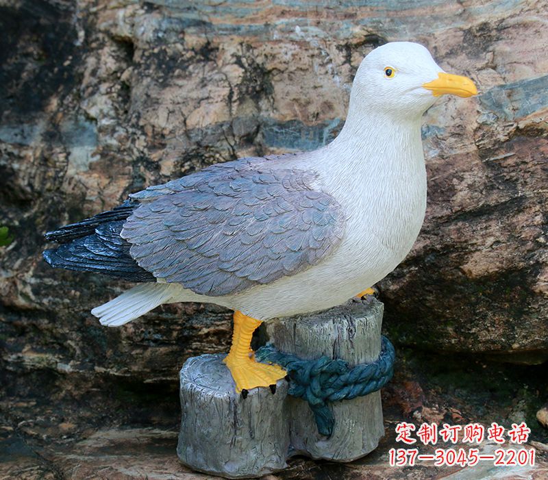合肥一手托鸽子 一手拿书本的雕塑像