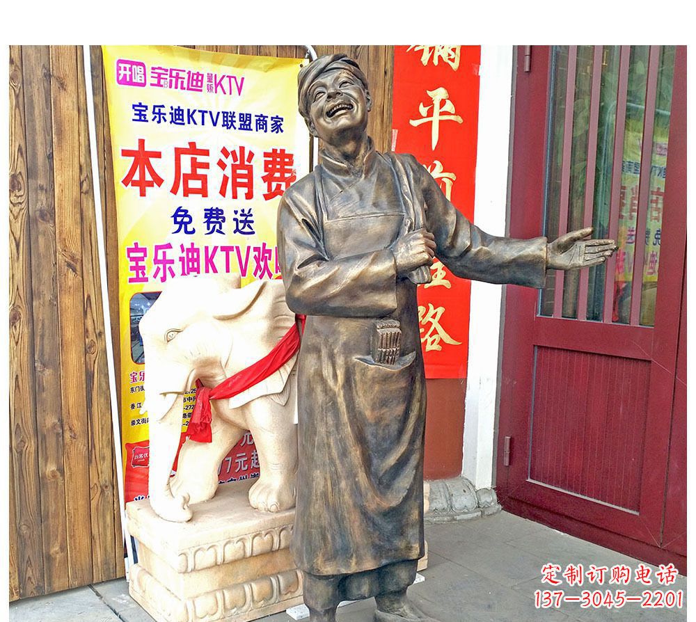 合肥迎宾的店小二铜雕