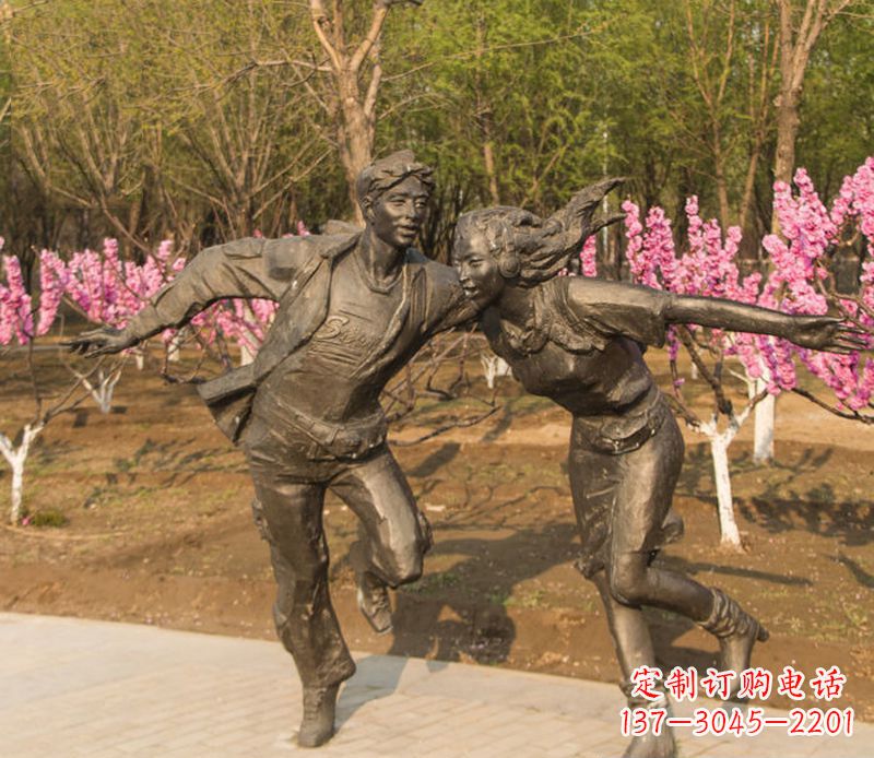 合肥游玩的情侣铜雕