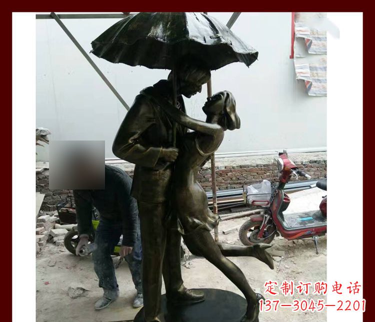 合肥雨伞下拥抱的情侣铜雕
