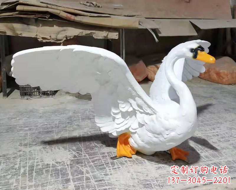 合肥展翅翱翔的仿真白天鹅发光款